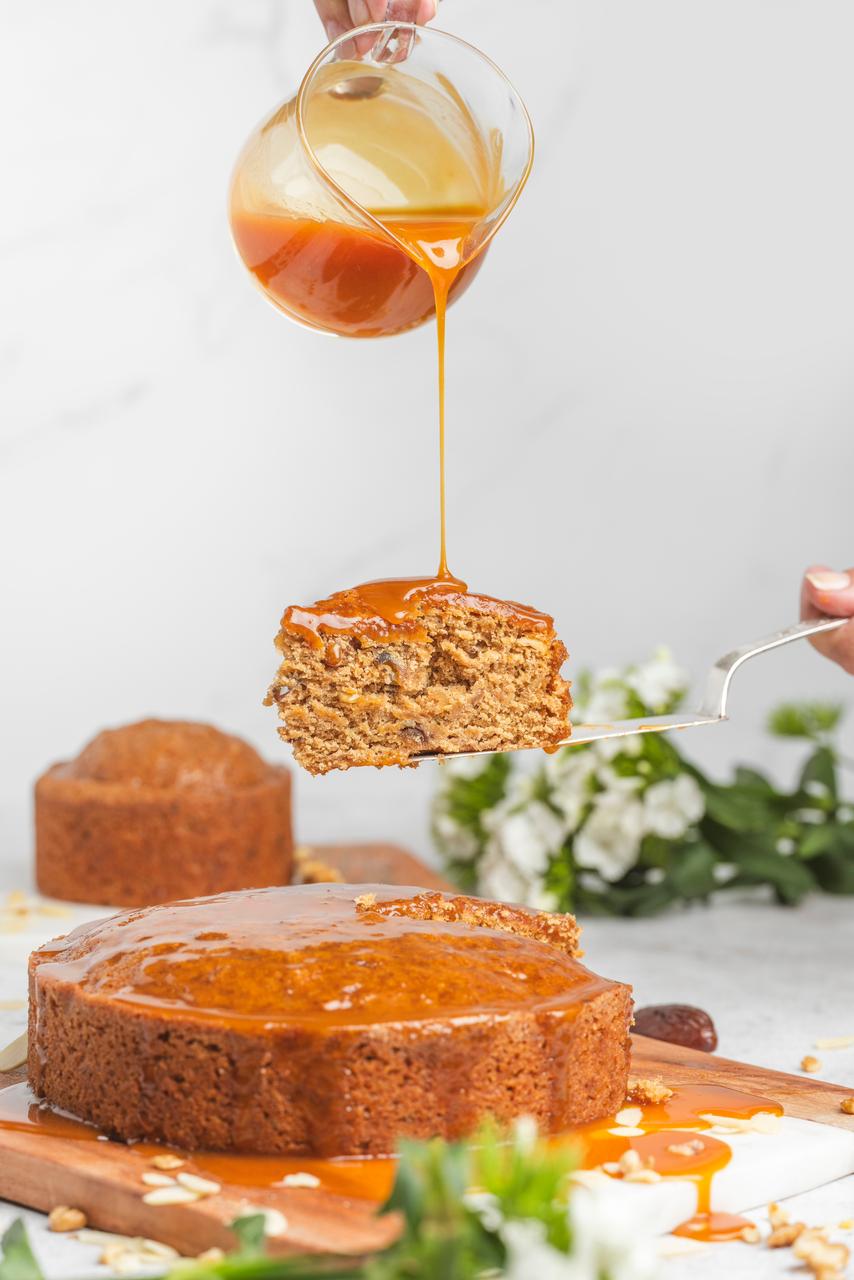 Torta de Dátiles con Salsa de Caramelo