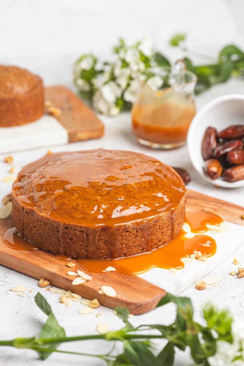 Torta de Dátiles con Salsa de Caramelo