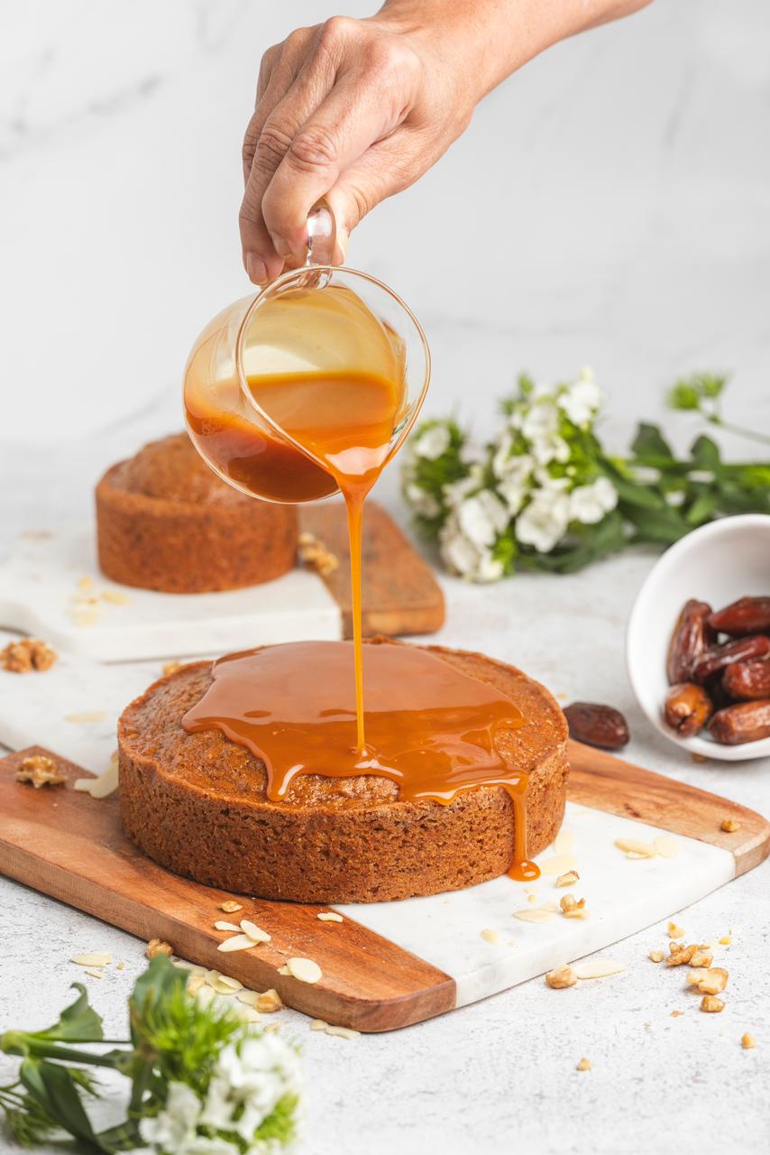 Torta de Dátiles con Salsa de Caramelo