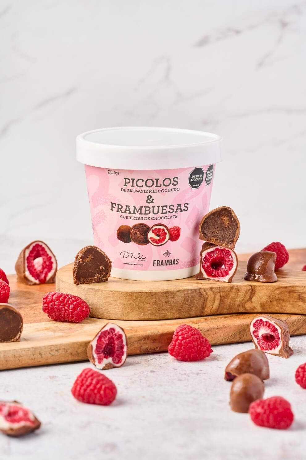 Tarrito de Pícolos bolitas de Brownie melcochudo con Frambuesas